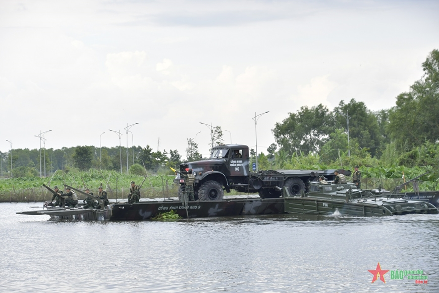 Xem bộ đội Công binh Quân khu 9 thực hành lắp ghép, chèo chở phà


